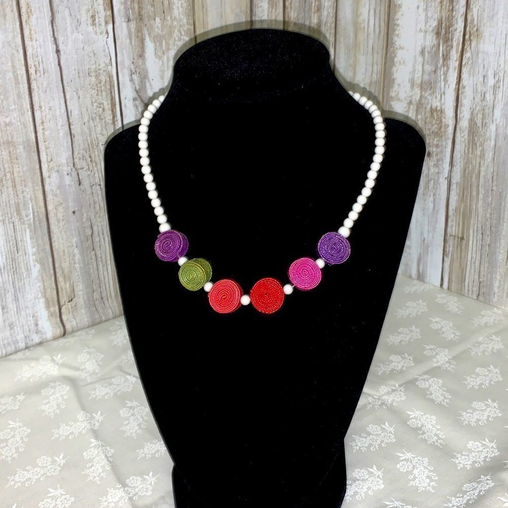 ‎Vintage colorful confetti choker necklace. 16”